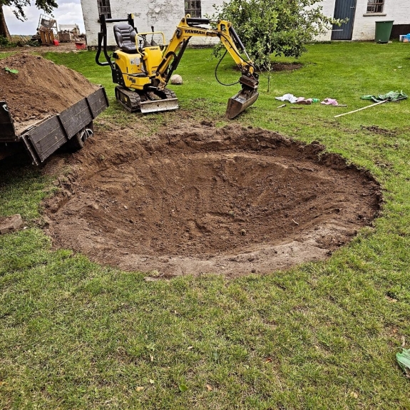 Hul til trampolin nedgravning i græsplæne