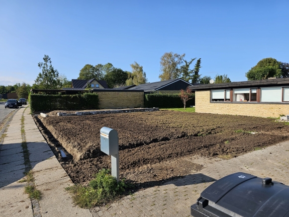 Ny græsplæne foran hus