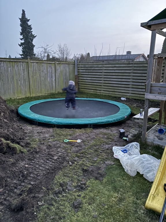 Rund trampolin nedgravet i have