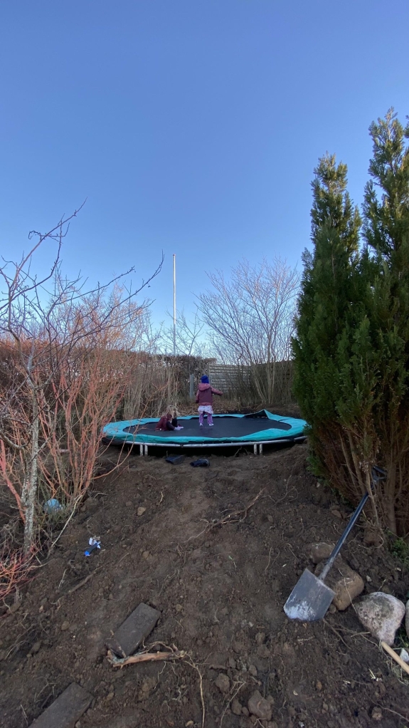 Trampolin nedgravning i hjørne af have