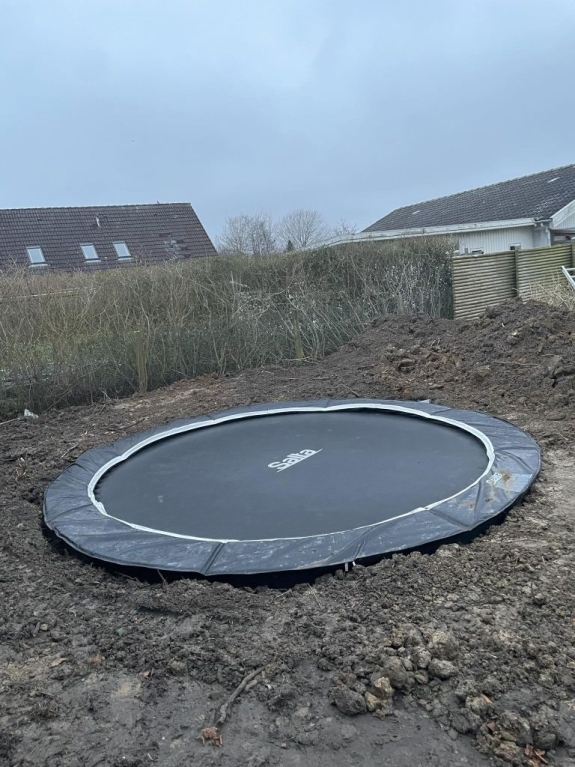 Nedgravning af trampolin i Slagelse