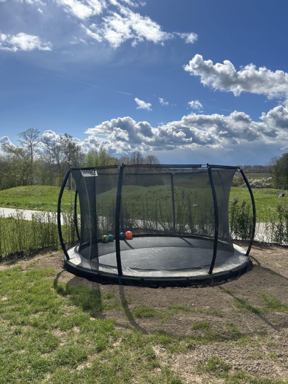 Nedgravning af trampolin på Sjælland
