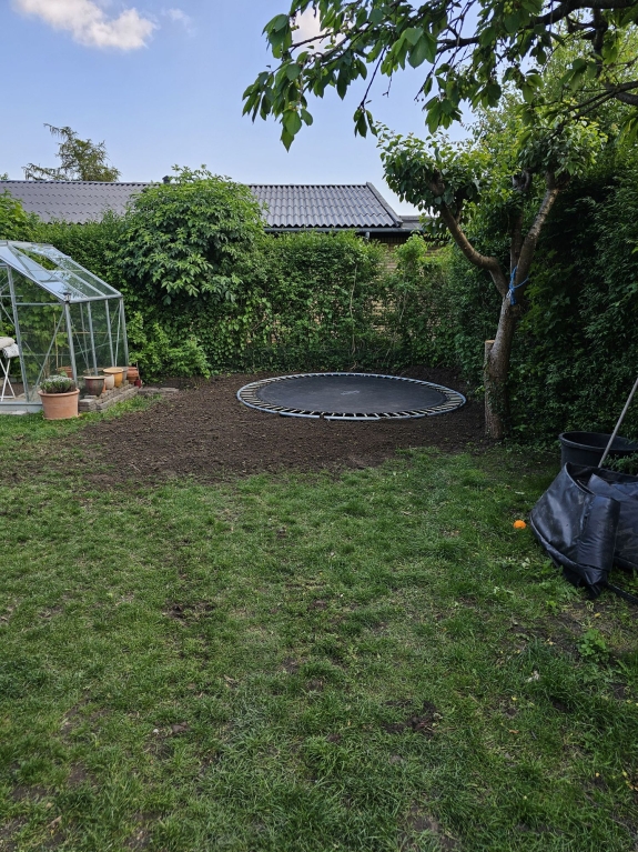 Nedgravning af trampolin i Kalundborg